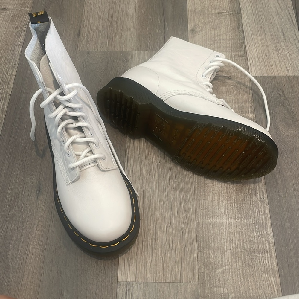 Dr. Martens 1460 WOMEN'S VIRGINIA LEATHER BOOTS - Picture 11 of 14